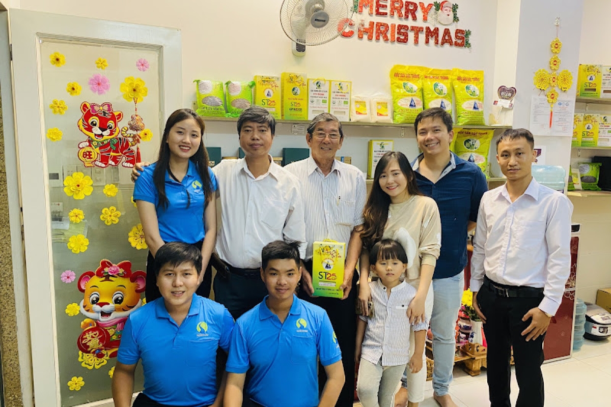 Kỹ sư Hồ Quang Cua cùng gia đình chị Uyên ghé thăm cửa hàng gạo ST25 đường 3/2 năm 2022 