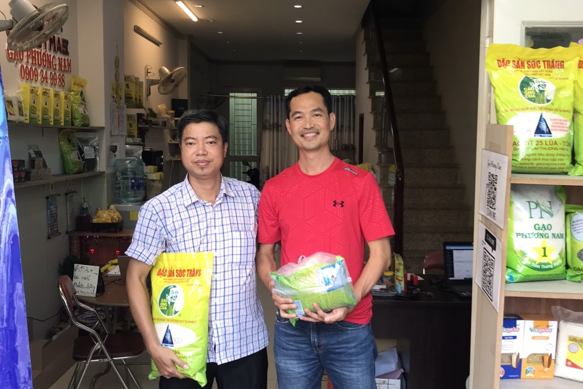 Khách hàng từ Vũng Tàu ghé mua gạo ST25 chính hãng tại Phương Nam