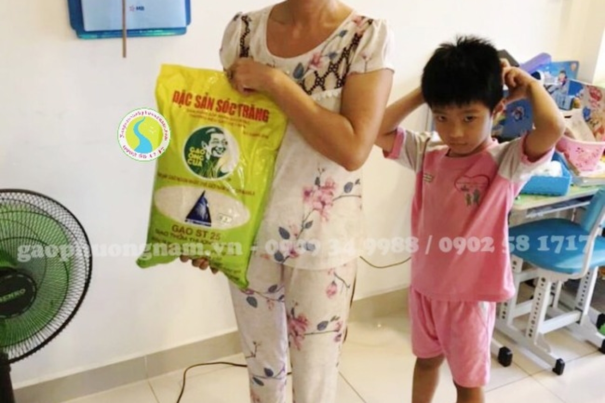 Khách hàng lựa chọn Gạo ôNg Cua ST25 cho gia đình