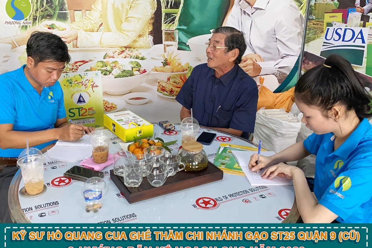 Kỹ sư Hồ Quang Cua hướng dẫn nhân viên Phương Nam về gạo ST25 