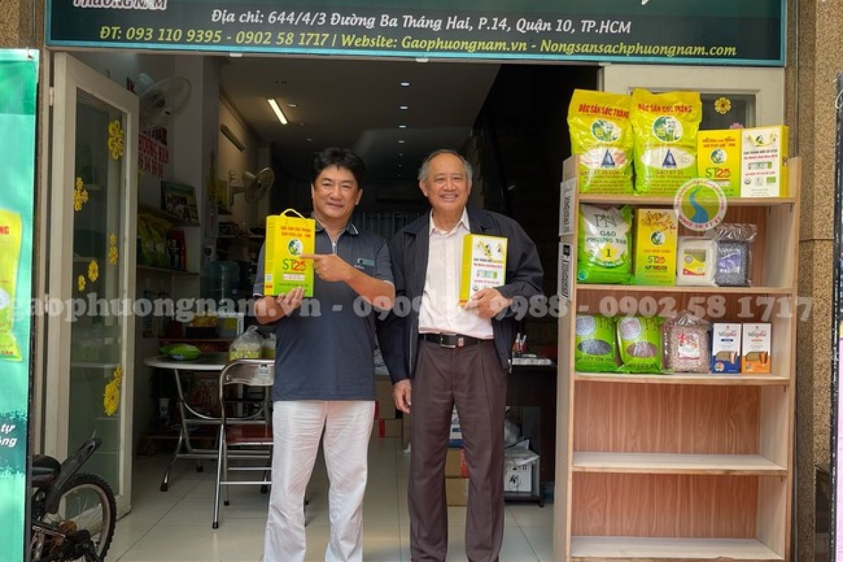Khách hàng mua gạo tại cửa hàng uỷ quyền gạo Ông Cua ST25 
