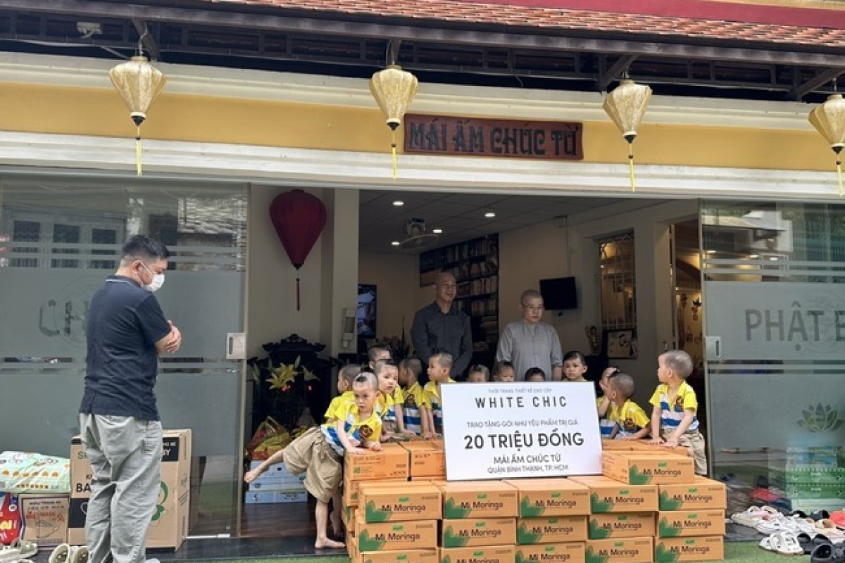 Khách hàng lựa chọn mua gạo từ thiện tại công ty Phương Nam