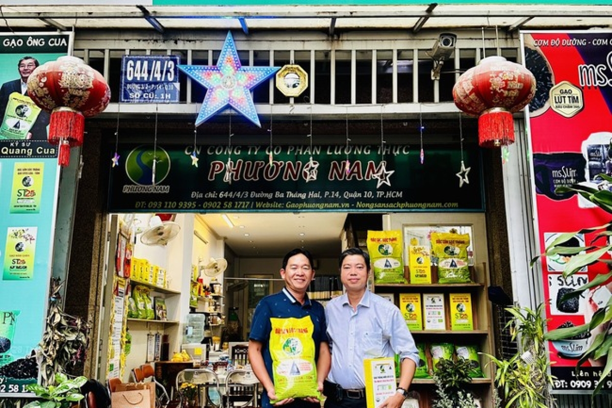 Anh HỒ Quang Trí ghé thăm cửa hàng Gạo Ông Cua st25 chính hãng tại Quận 10 