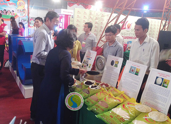 Kỹ sư Hồ Quang Cua giới thiệu khách hàng các dòng sản phẩm Gạo Sóc Trăng của ông