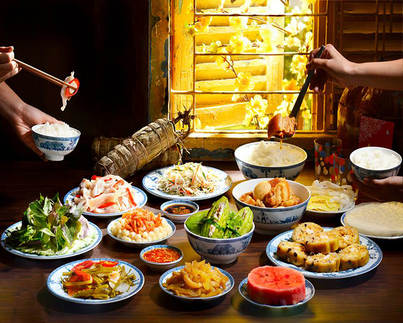 Mâm cơm đoàn viên ngày Tết 