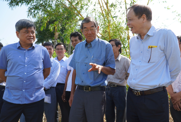 Ông Hồ Quang Cua - cha đẻ gạo ST25 (đứng giữa) cho biết, bản thân rất vinh dự khi gạo ST 25 trở thành nhãn hiệu gạo quốc gia. Ảnh: Huỳnh Xây