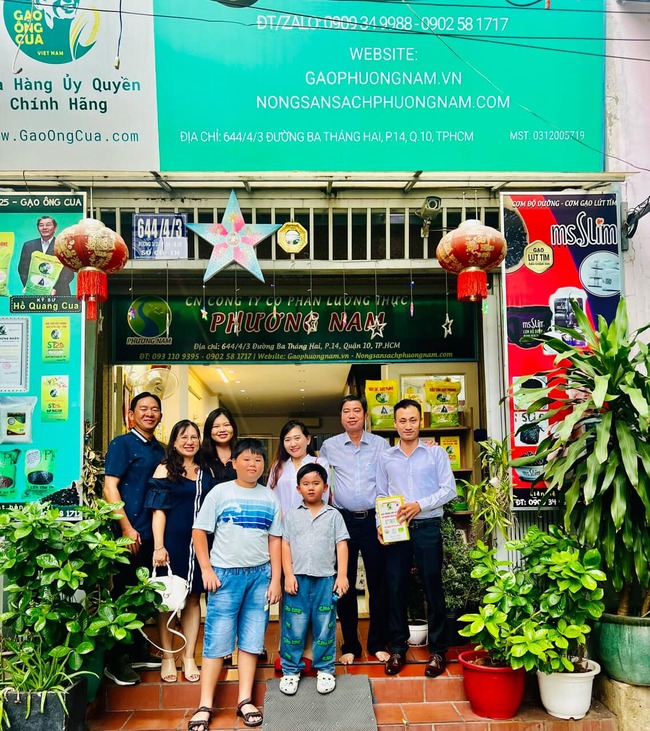 Anh Hồ Quang Trí cùng chị Thuý - người giữ số điện thoại trên bao bì gạo Ông Cua ST25 ghé thăm cửa hàng gạo Phương Nam