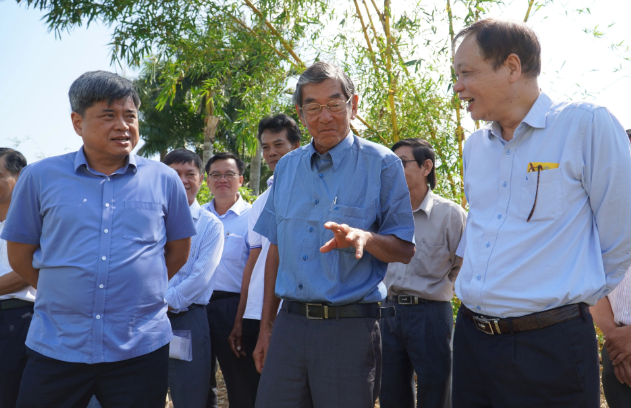 Ông Hồ Quang Cua (giữa) trao đổi với Bộ NNPTNT và các đơn vị có liên quan về lúa ST 25. Ảnh: Huỳnh Xây
