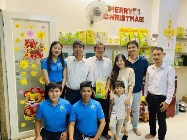 Kỹ sư Hồ Quang Cua và gia đình chị Uyên đến thăm Phương Nam